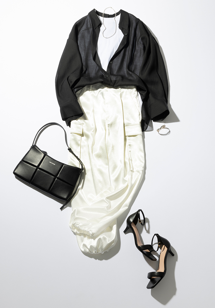 白カーゴパンツ×黒シアーシャツ