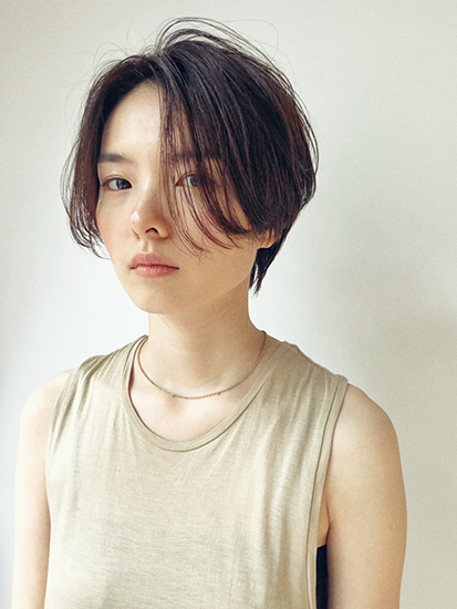 前髪なしのショートヘアの写真