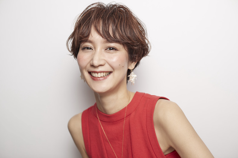 前髪ありのショートヘアの写真　正面