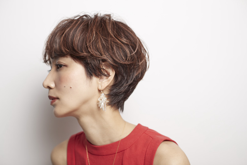 前髪ありのショートヘアの写真　横顔