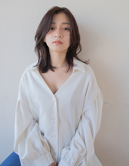 前髪なしのミディアムヘアの写真