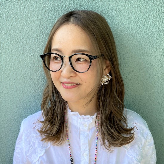 前髪なしのミディアムヘアの写真　正面