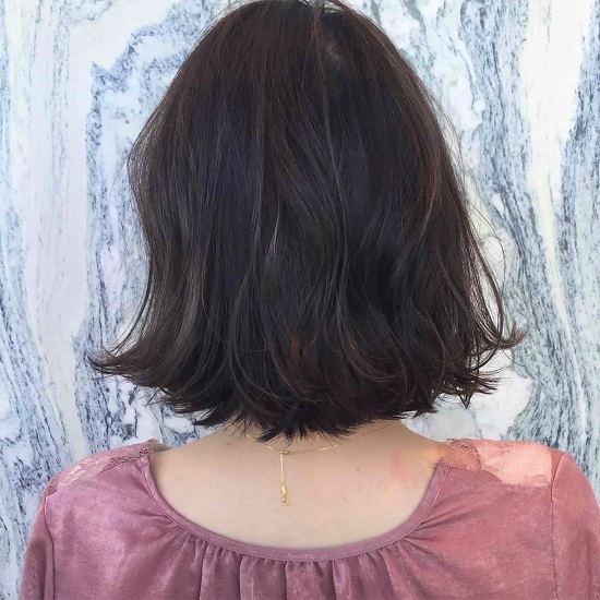 前髪なしのボブヘアの写真　後頭部