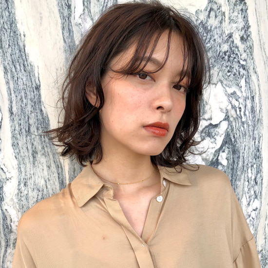 前髪ありのボブヘアの写真　正面