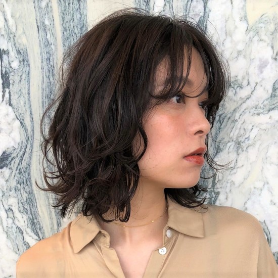 前髪ありのボブヘアの写真　横顔