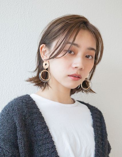 ざっくりセンターパートの色っぽこなれボブ 斜め横からのアングル