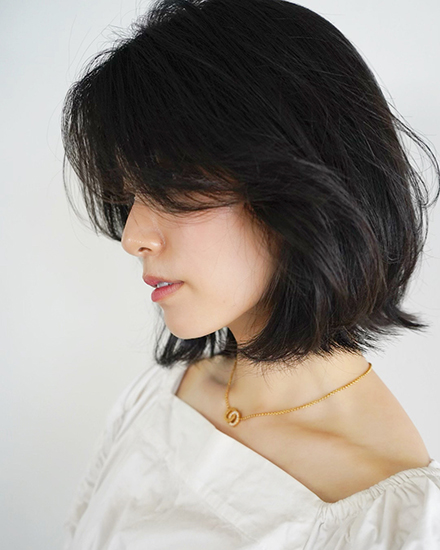 レイヤーで色気ニュアンスをもたらす美人ボブ 横からのアングル