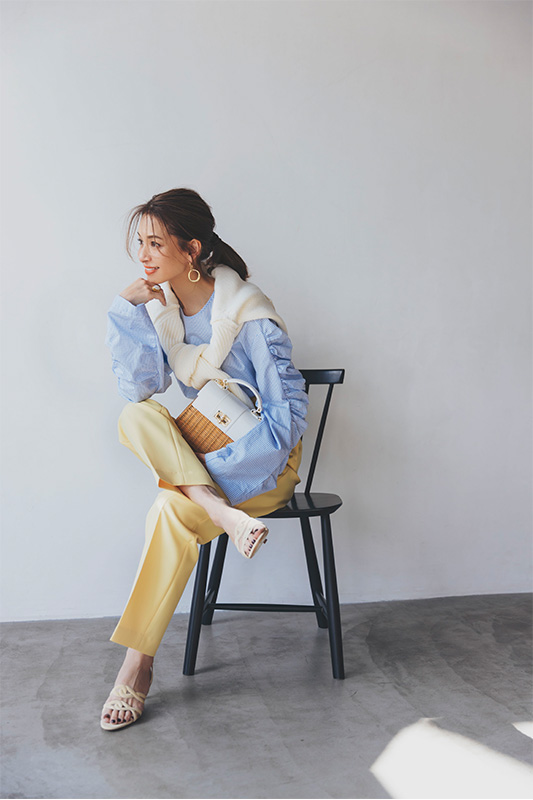 【3】水色シャツ×白カーディガン×黄色パンツ