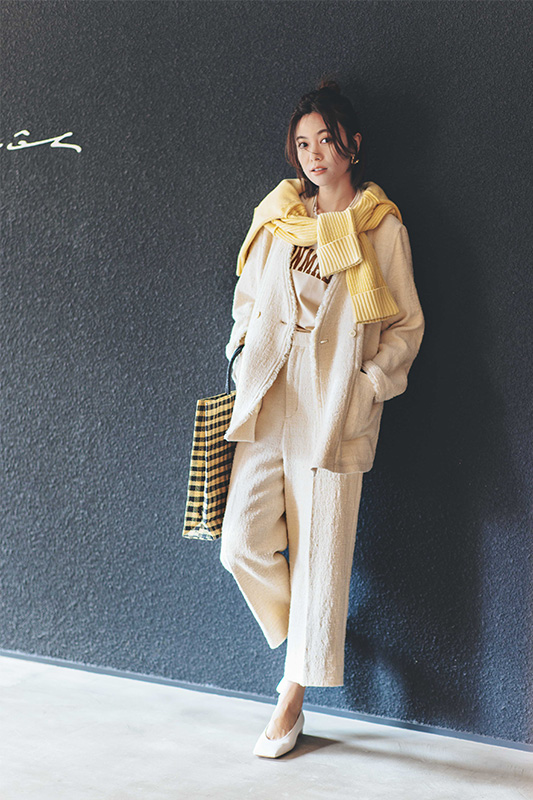 【4】白ジャケット×ロゴTシャツ×黄色ニット×白パンツ