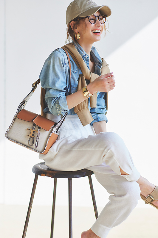 【15】白パンツ×デニムシャツ×ベージュカーディガン