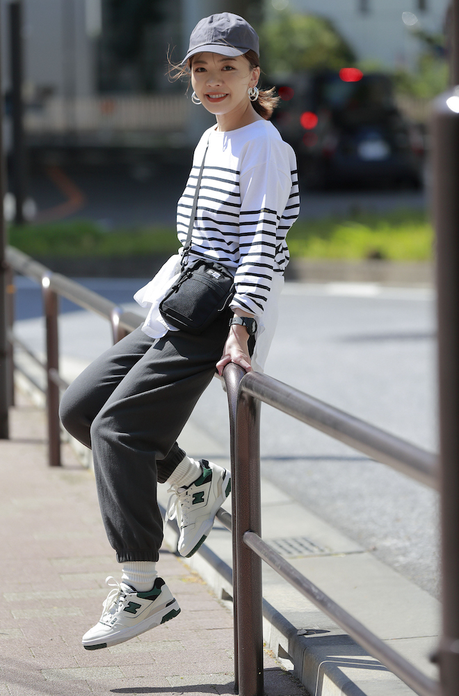 【9】黒パンツ×ボーダートップス×スニーカー