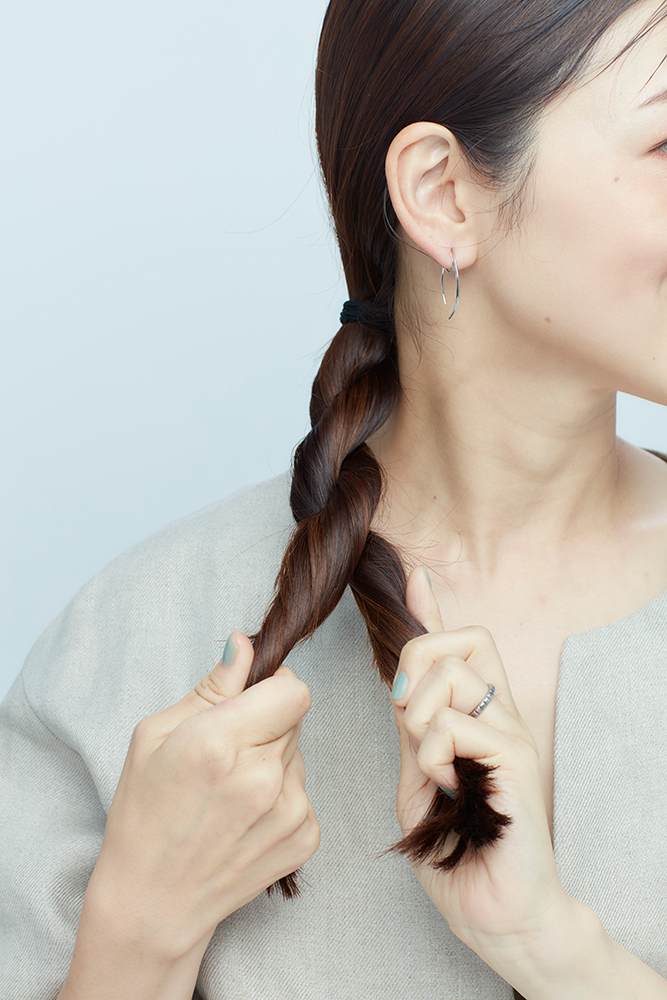 残りの髪をそれぞれねじっている写真