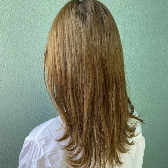 毛先を巻いたミディアムヘアの写真 後頭部