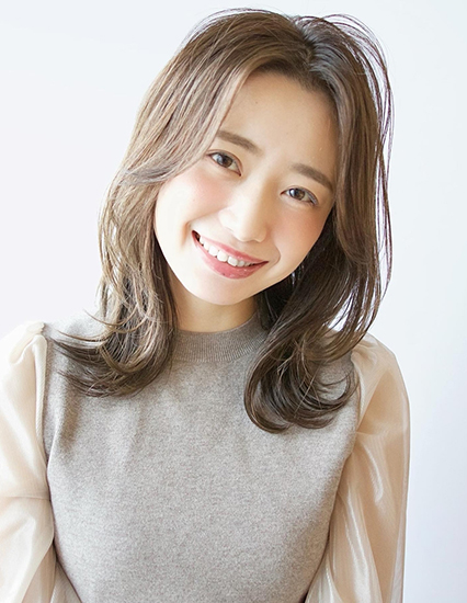 毛先がはねたセミロングヘアの写真 正面