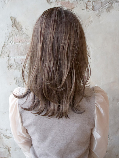 毛先がはねたセミロングヘアの写真 後頭部