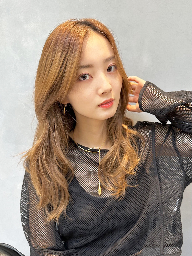 毛量多めでもOKな明るめカラーの軽やかセミロング