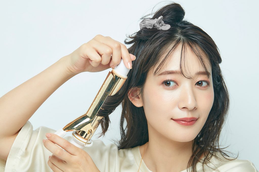 毛先を外に巻いているモデルの写真