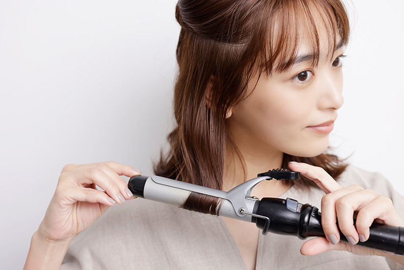 コテで外巻きにしているモデルの写真