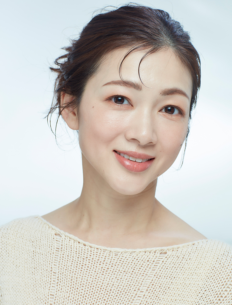 前髪なしのお団子ヘアのモデル写真　正面