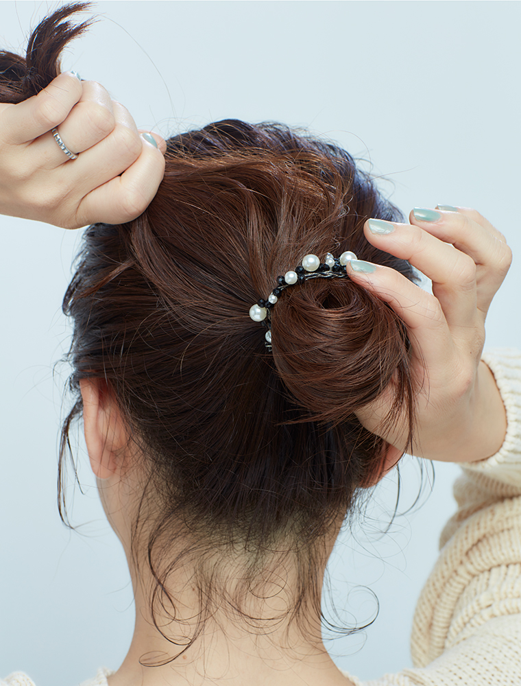 ゴムでお団子をつくっている後頭部写真