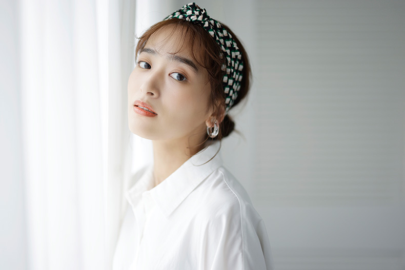 スカーフをつけた低めの位置のお団子　正面写真