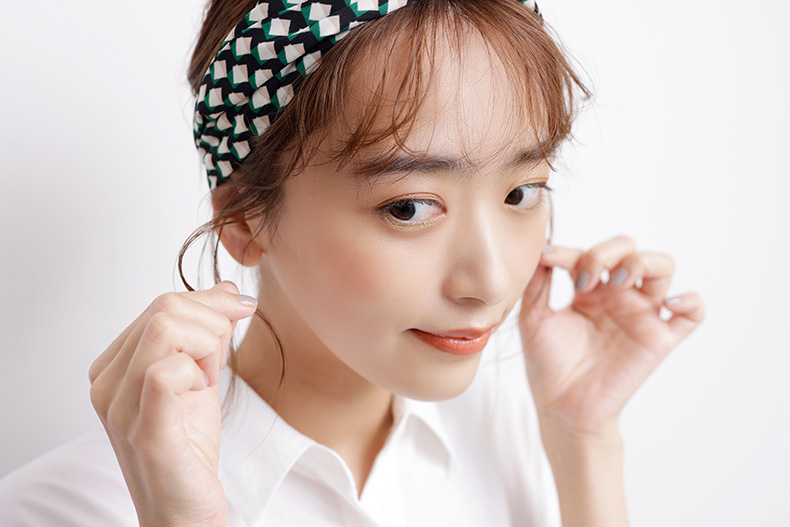 後れ毛を指でつまんでいる正面写真