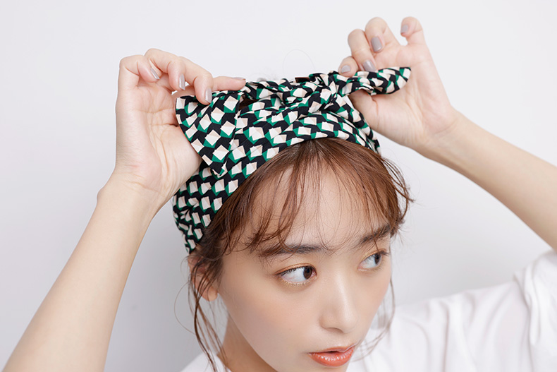 スカーフを結んでいる正面写真