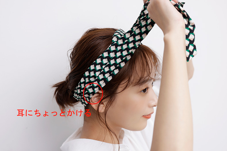 スカーフを頭に巻きつけている横顔写真