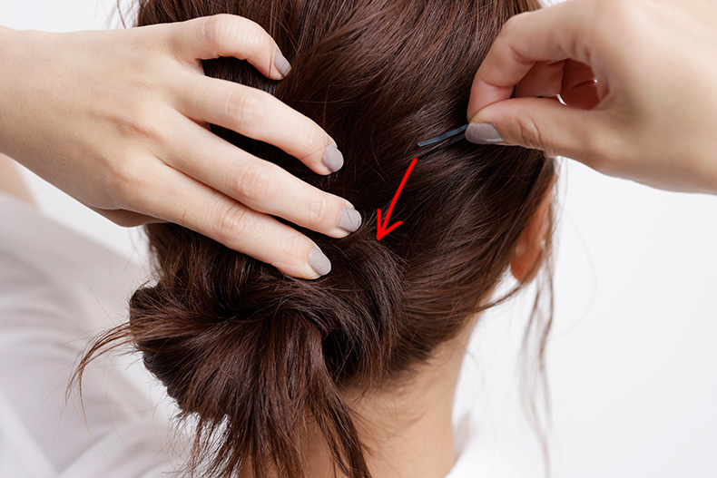 お団子をピンで固定している後頭部写真