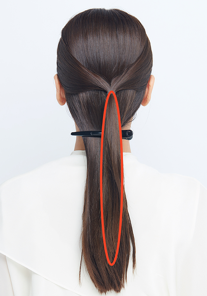 ハーフアップの状態の後頭部写真　毛束に赤い枠がついている