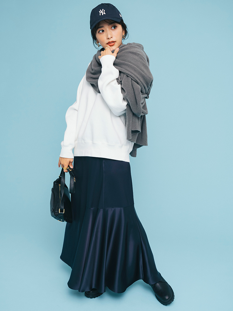 ネイビーロゴキャップ×白スウェット×ネイビースカート×グレーストール