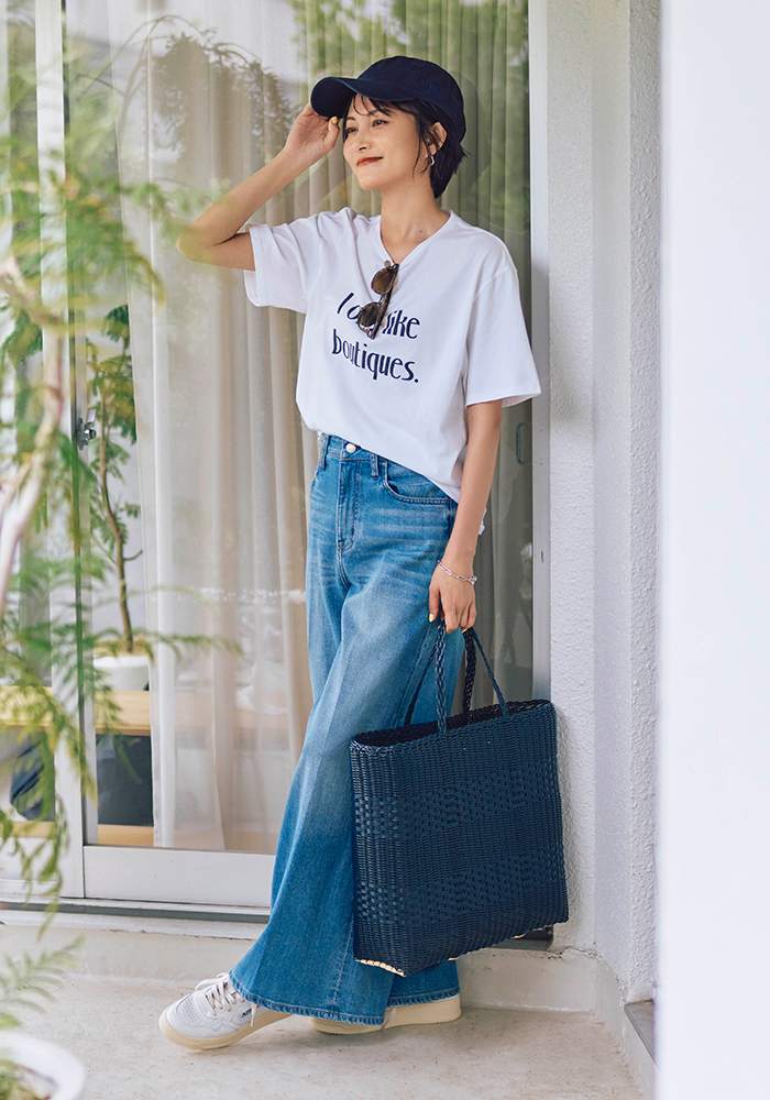 青キャップ×白ロゴTシャツ×デニムパンツ