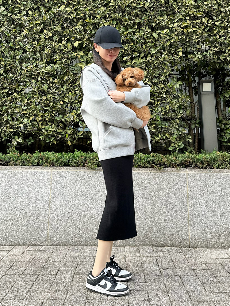 「VARZAR」のキャップをかぶった女性