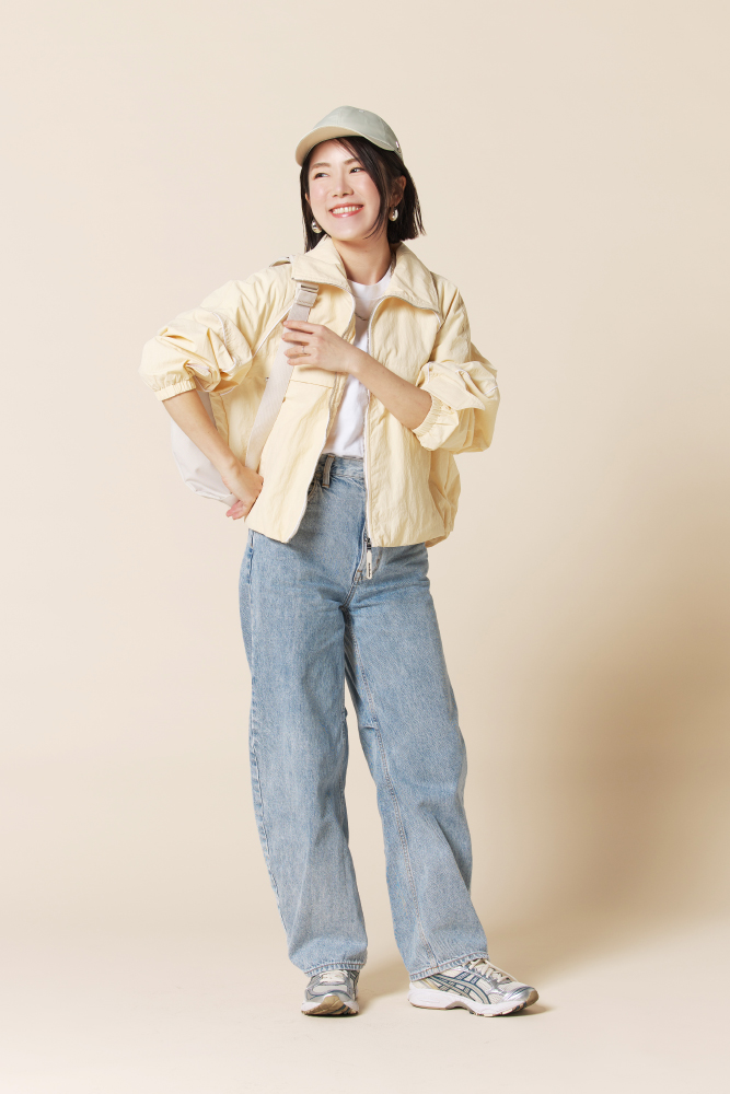 つばが長めのキャップ×シャカシャカアウター×白Tシャツ×デニムパンツ