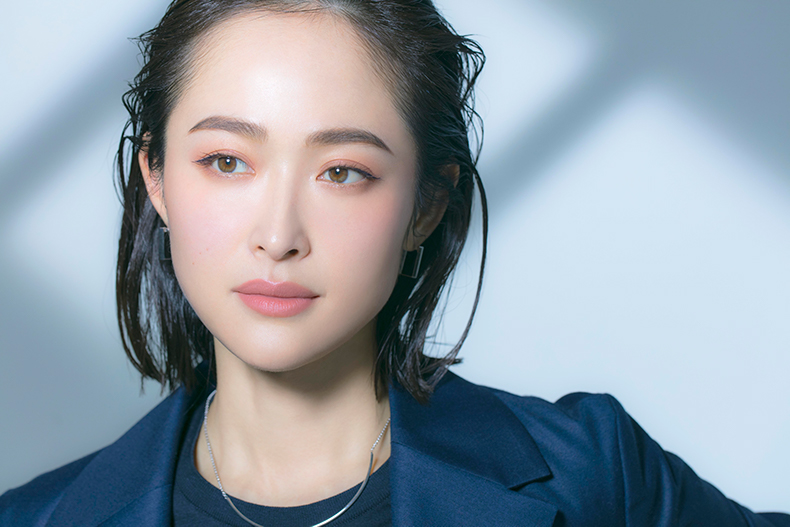 肩の長さのオールバックヘアのモデル写真