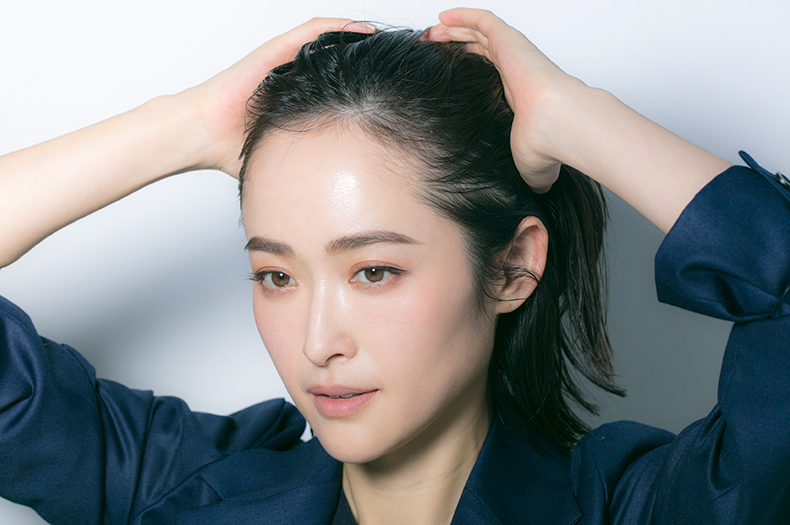 髪を後ろに流している写真