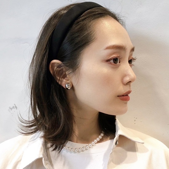 カチューシャをつけた前髪なしの外ハネボブヘアの写真　横顔