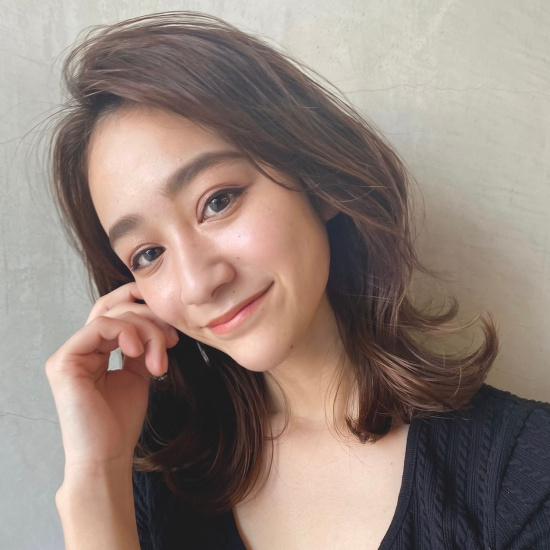 かきあげ風前髪で毛先が外にはねたミディアムヘアの写真　正面