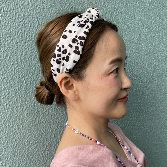 カチューシャをつけた低めの位置のお団子ヘアの写真　横顔