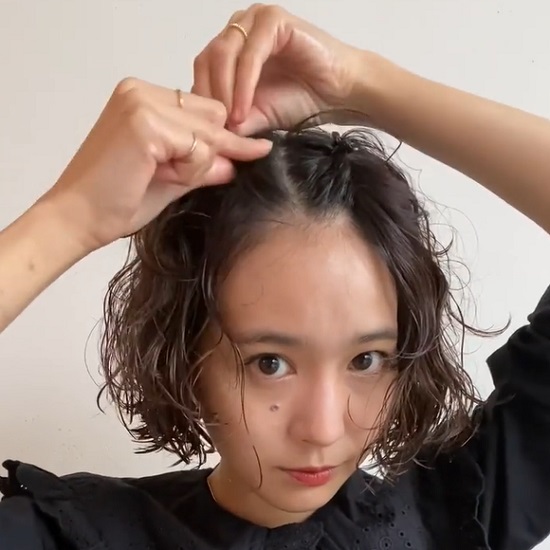 髪に小さなヘアクリップをつけている写真