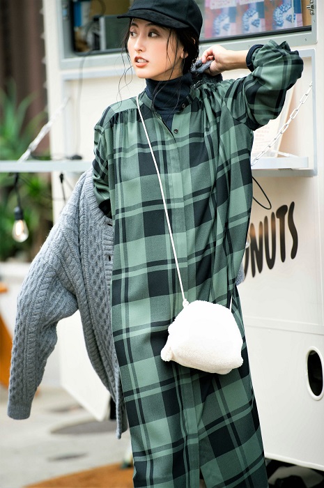 黒キャップ×グレーカーディガン×黒タートルネック×チェック柄ワンピース
