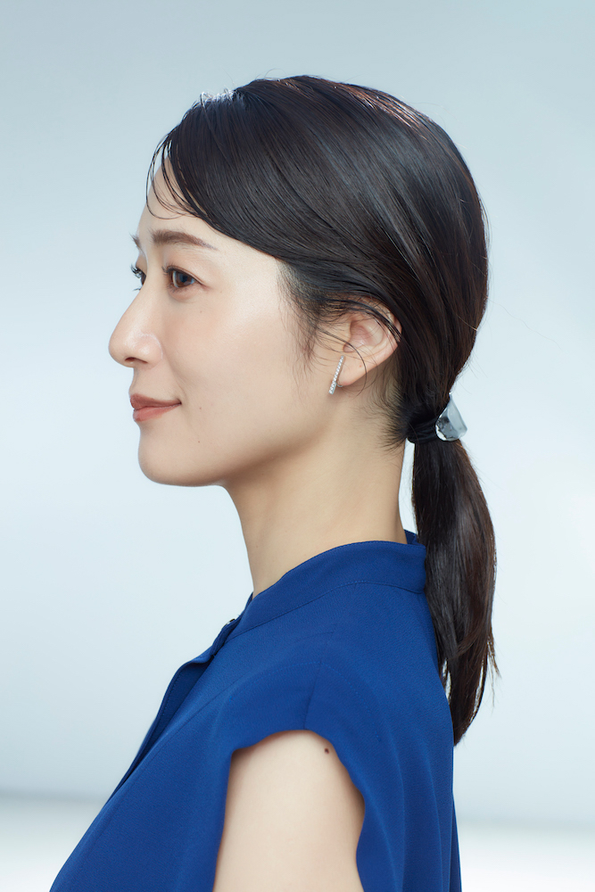 横に流して毛束を出す