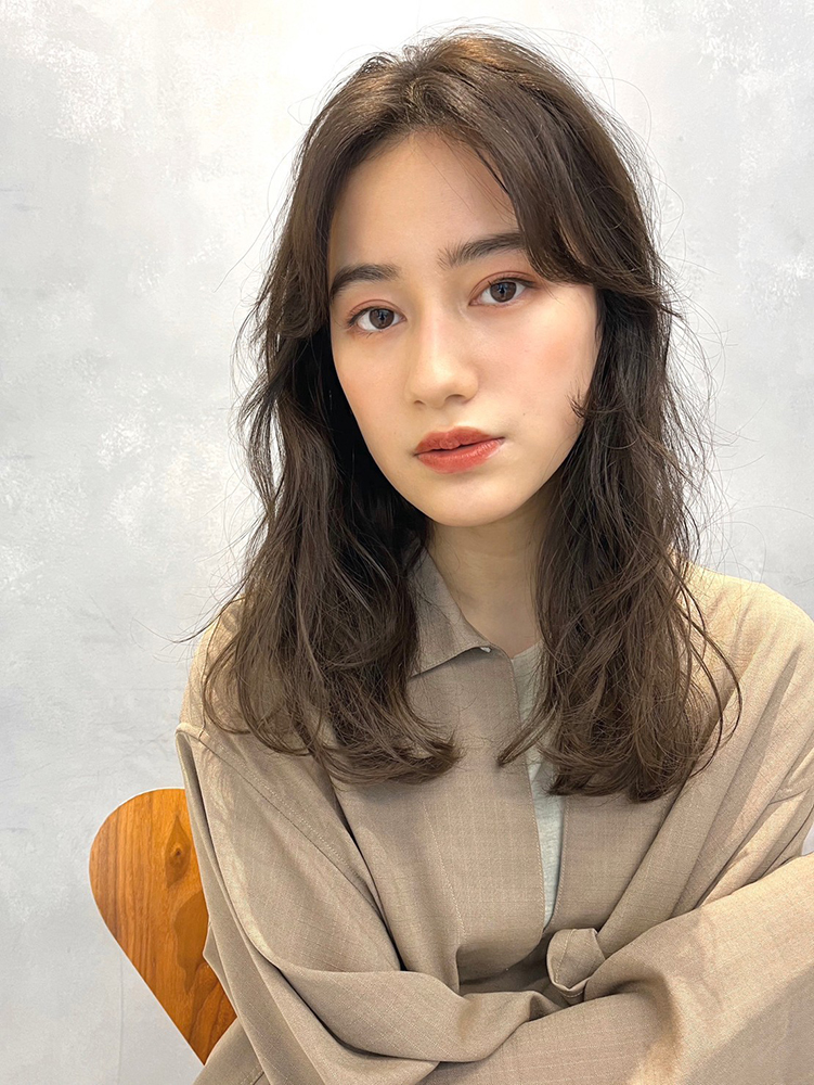 毛先を外巻きにしたセンターパート