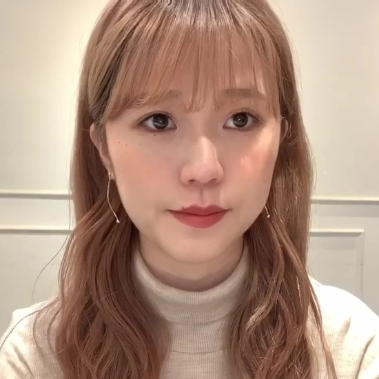 前髪を内向きに少しカールさせたロングヘアの正面写真