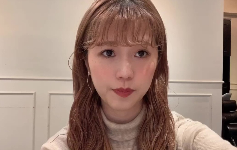 ウェーブがかかった前髪のロングヘアの正面写真