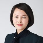 ドマーニ専属読者モデル 鈴木まきさん　ネイビーのブラウスを着用したバストアップ写真