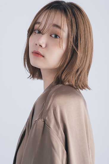 束感のある長めシースルーバングのボブヘアの右斜め前から見た写真