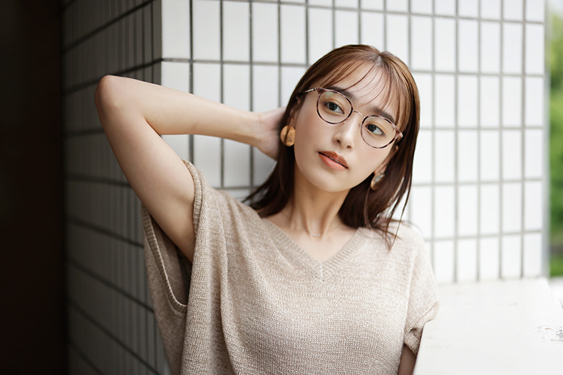 めがねをかけてポーズを決める近藤千尋さん