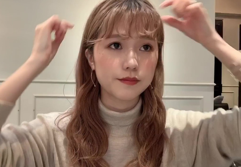 ウェーブがかったロングヘアの女性