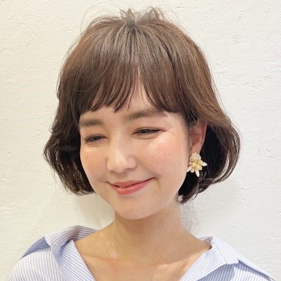 ざっくり切ったぱっつん前髪のボブヘア